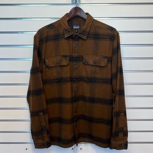 Patagonia men’s button down. 100% Organic Cotton